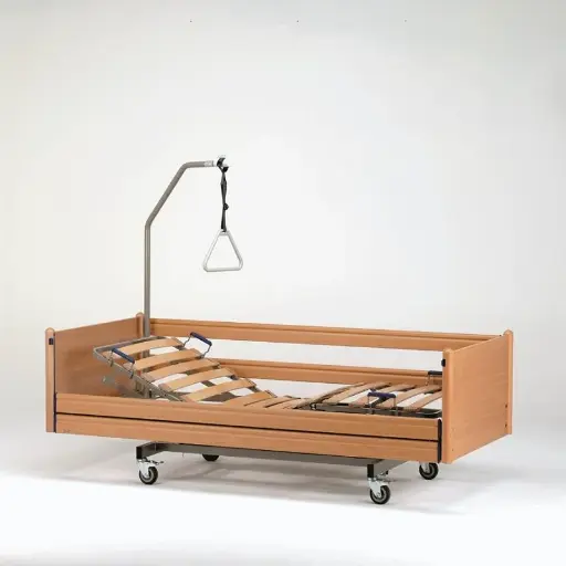 [281 B536] Elektrisches Pflegebett - Belluno - 90x200cm - Zentralverriegelung - durchgehende Seitengitter - Federholzleisten - Buche gedämpft R24034 - Typ VIII - demontiert und in Karton verpackt - nur für Fachhandel